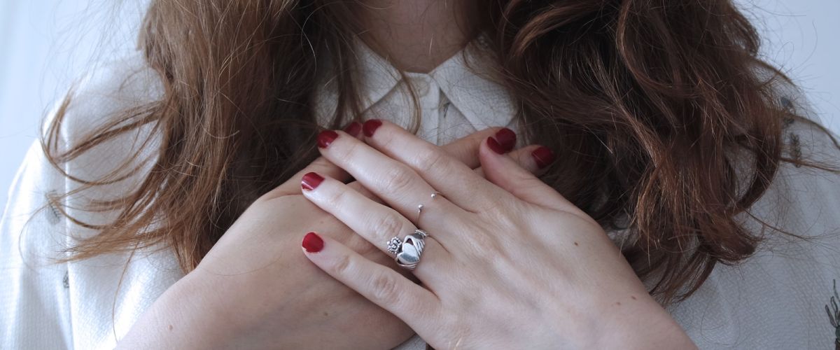 woman wearing silver-colored ring